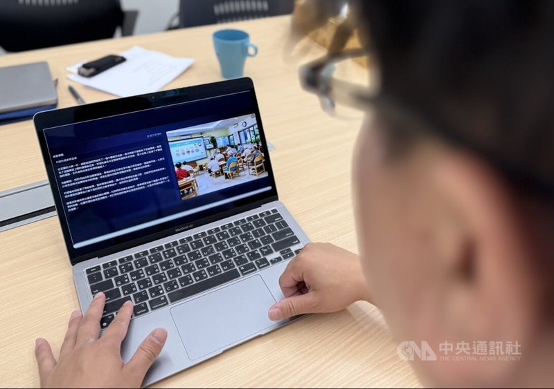 iGoods執行長陳家銓展示台灣設計研究院「AI創新情境生成工具」(Vision Design Generator),可生成模擬現實的畫面,協助溝通與創意發想。中央社記者李宗憲攝 114年5月15日