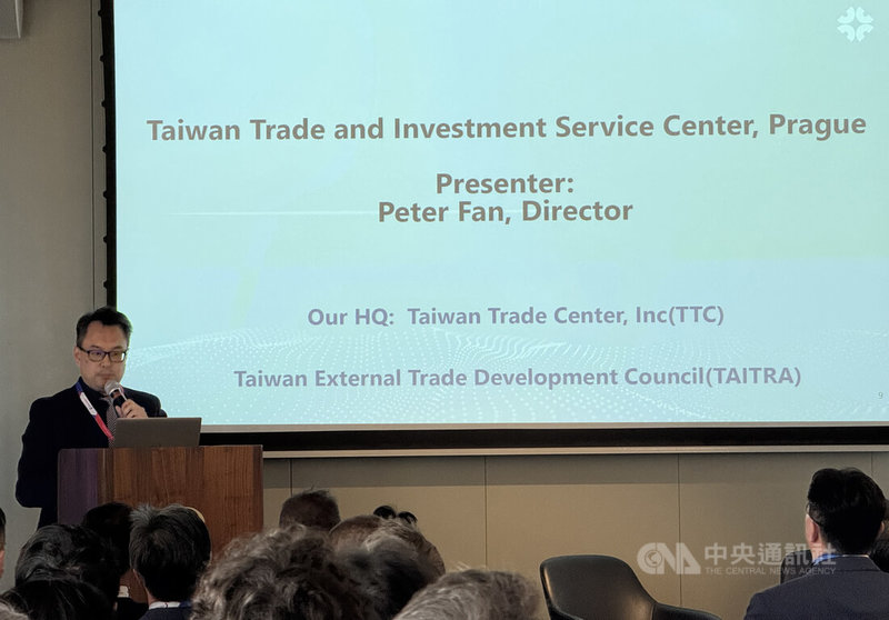 「台捷半導體供應商日」14日在布拉格登場,布拉格台灣貿易投資中心主任范成杰表示,因中美貿易戰,部分台商盼將市場重心轉向歐洲,中心將提供媒合律師、協尋廠址與人力資源服務,盼成台商拓歐後盾。中央社記者劉郁葶布拉格攝 114年5月15日