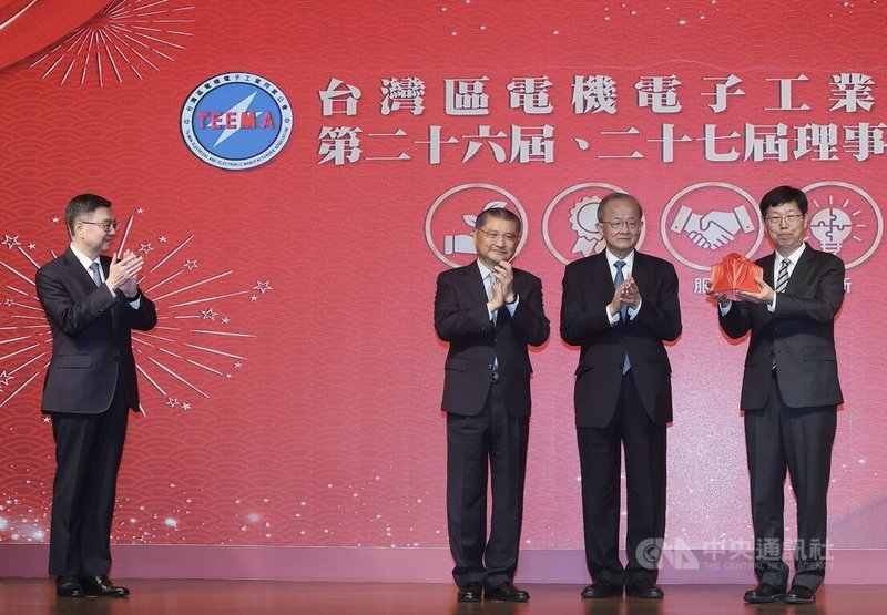 電電公會15日改選理監事,並推選出鴻海董事長劉揚偉(右)擔任第27屆理事長,隨後並與卸任理事長李詩欽(右3)完成印信交接,行政院長卓榮泰(左)在場見證。中央社記者郭日曉攝 114年5月15日