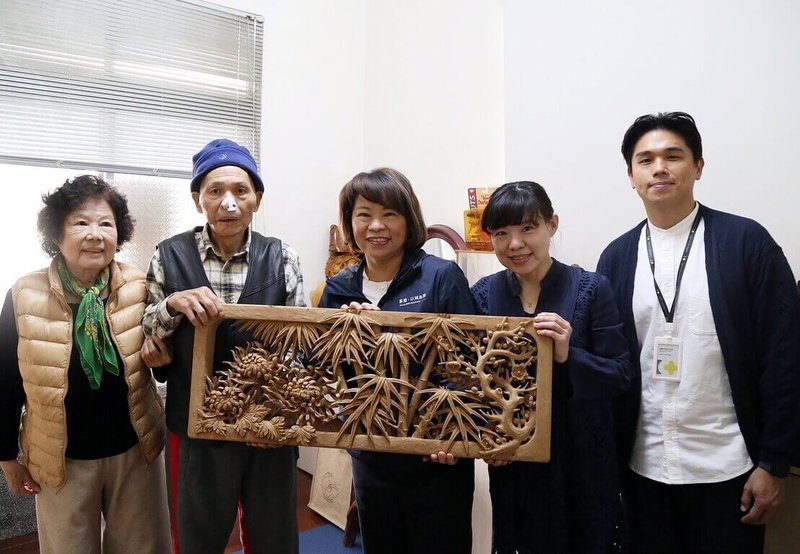 嘉義市傳統工藝「鑿花」保存者蔡共新(左2)日前辭世,享壽78歲,市長黃敏惠(中)聞訊深感不捨。圖為黃敏惠2025年初赴蔡共新住家探視時合影。(嘉義市政府提供)中央社記者黃國芳傳真 114年5月15日