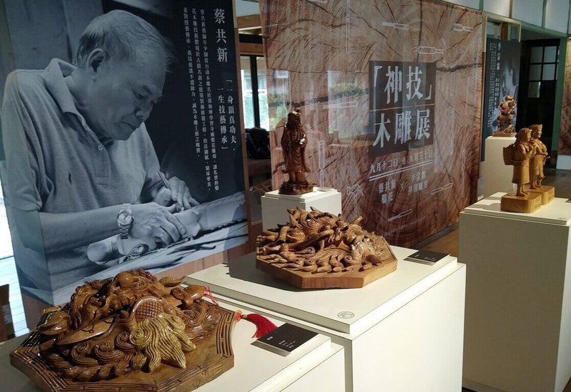 嘉義市傳統工藝「鑿花」保存者蔡共新日前辭世,其藝術成就備受肯定,嘉義市文化局在民國110年亦曾辦理「神技木雕展」,向大眾呈現蔡共新的卓越技藝。(嘉義市政府提供)中央社記者黃國芳傳真 114年5月15日