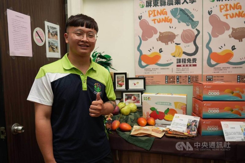 24歲芒果青農陳禹誠(圖)15日表示,自小就常在自家果園幫忙,高中畢業後就全職投入,參加屏東農業大學課程最大收穫就是學到更新的栽種方式。中央社記者黃郁菁攝 114年5月15日