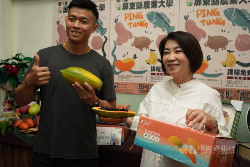 第11屆屏東農業大學招生開跑,曾參與農業大學學員、木瓜青農吳東祐(左)15日分享,參加農業大學除可認識不一樣的人事物,最重要是可以打造不一樣的自己。右為屏東縣長周春米。中央社記者黃郁菁攝 114年5月15日