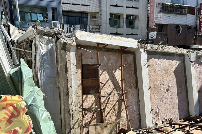 台南市新營區仁愛街1棟緊鄰建築工地的透天厝15日上午突然傾斜後倒塌,幸未造成人員傷亡。(讀者提供)中央社記者楊思瑞台南傳真 114年5月15日