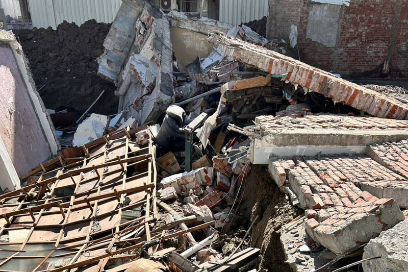 台南市新營區仁愛街1棟緊鄰建築工地的透天厝15日傾斜後朝工地方向倒塌,初步調查未造成人員傷亡。(讀者提供)中央社記者楊思瑞台南傳真 114年5月15日