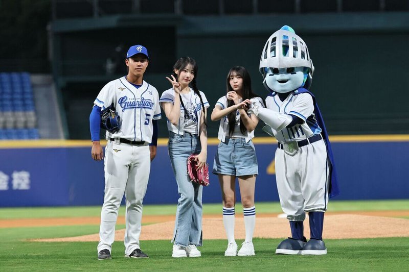 中華職棒富邦悍將隊將於6月12日至15日前進台北大巨蛋一連舉行4場主場賽事,其中6月14日邀請韓國女團tripleS及QWER現場演唱。圖為韓國女團QWER成員Hina(左2)、Siyeon(右2)於114年5月13日到新莊棒球場為悍將開球。(富邦悍將提供)中央社記者楊啟芳傳真 114年5月15日