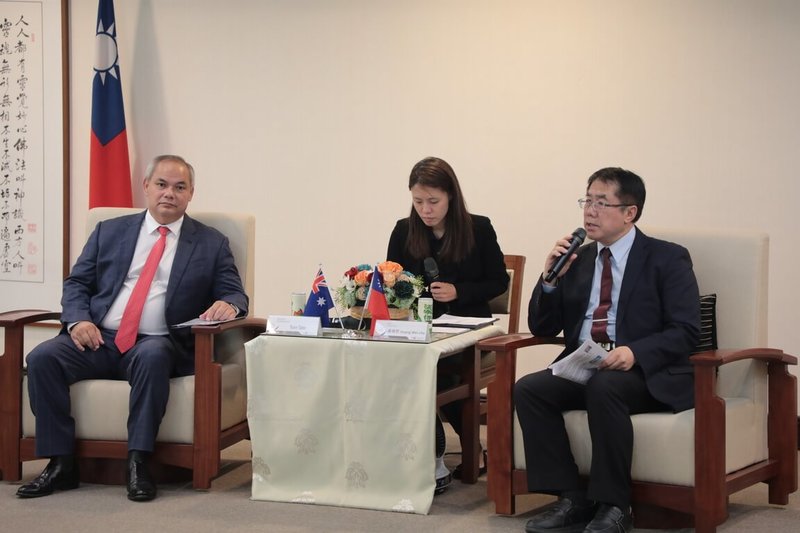 澳洲黃金海岸市長湯姆泰特(Tom Tate)(左)15日拜會台南市長黃偉哲(右),雙方針對城市外交與合作深入交流。(台南市政府提供)中央社記者張榮祥台南傳真 114年5月15日