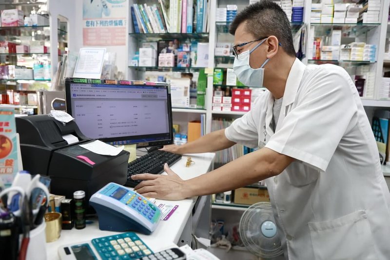 南投縣衛生局、計畫處合作推出全國首創送藥到府系統,提供長者與身心障礙者一站式藥事服務,透過平台線上申請,設籍南投65歲以上獨居、75歲以上身心障礙者就能由藥師送藥到府,7日上線迄今已受理超過160件申請。(南投縣政府提供)中央社記者蕭博陽南投縣傳真 114年5月15日