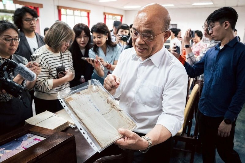 5月19日是白色恐怖記憶日,前行政院長蘇貞昌辦公室15日透過新聞稿表示,蘇貞昌14日參訪曾為「美麗島軍法大審」現場的白色恐怖景美紀念園區,並展示當年為美麗島事件被告辯護的相關卷宗。(蘇貞昌辦公室提供)中央社記者賴于榛傳真 114年5月15日