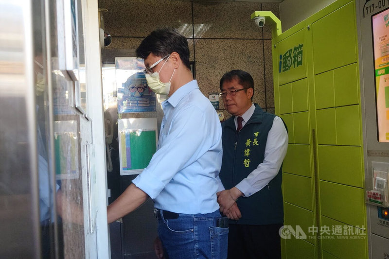 詐騙手法日益翻新,台南市政府推動「口罩ATM」試驗計畫,民眾提款時若未脫下口罩與安全帽,將發出語音警示,市長黃偉哲(右)15日前往首處試辦點仁德郵局關心。中央社記者楊思瑞攝 114年5月15日