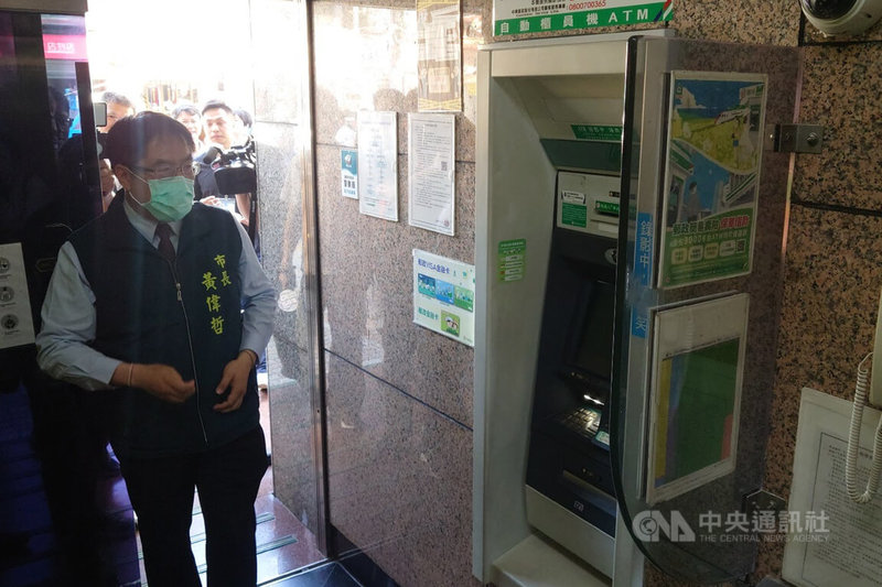 台南市政府與金融機構合作推動「口罩ATM」試驗計畫,民眾提款時若未脫下口罩與安全帽,將發出語音警示,台南市長黃偉哲(前左)15日前往仁德郵局試用。中央社記者楊思瑞攝 114年5月15日