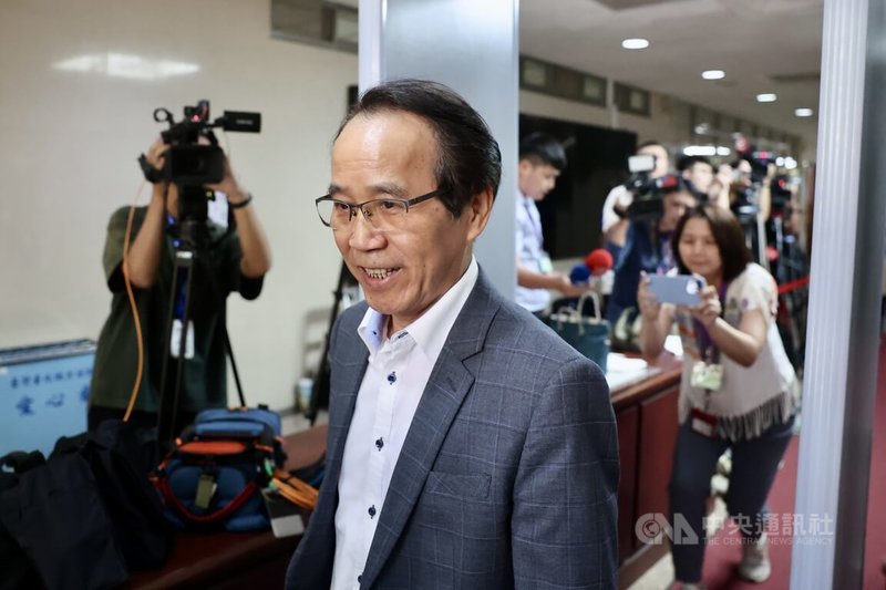 台北地方法院持續審理前台北市長柯文哲涉京華城弊案,15日開庭並傳喚前台北市副市長林欽榮(前)作證,林欽榮中午步出法院時面帶笑容、神色輕鬆。中央社記者王飛華攝 114年5月15日
