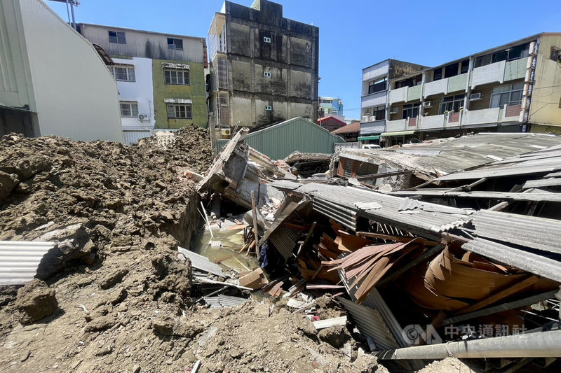 台南市新營區一棟位於建築工地旁的透天厝倒塌,工務局15日會勘,初判肇事原因為工地基礎開挖時擋土措施未按圖施工。中央社記者楊思瑞攝 114年5月15日