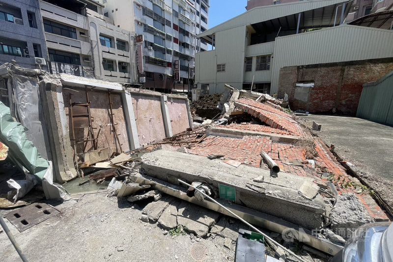 台南市新營區一棟位於建築工地旁的透天厝倒塌,市府工務局15日會勘初判肇事原因為工地基礎開挖不慎所致,已勒令現場停工並開罰。中央社記者楊思瑞攝 114年5月15日