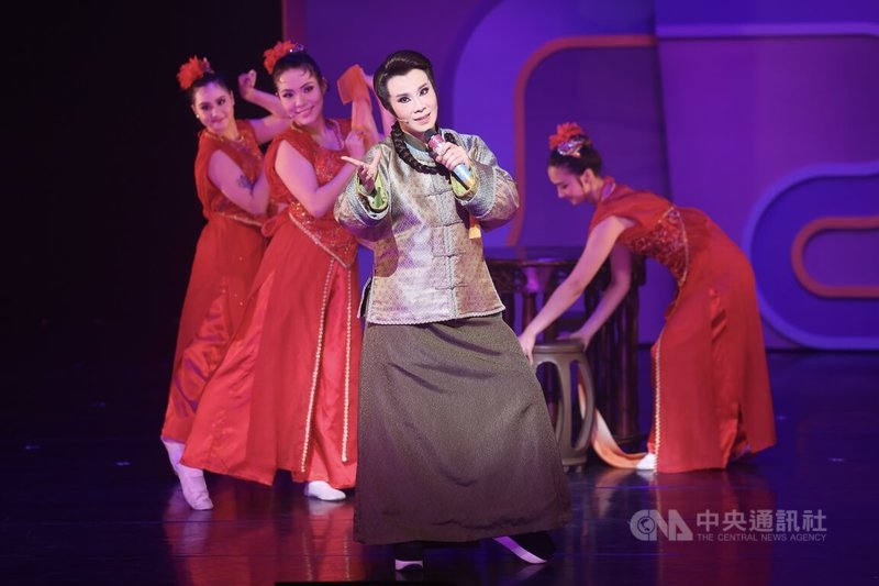明華園戲劇總團劇作「轉生到異世界成為嘉慶君–發現我的祖先是詐騙集團!?」16日起將在台灣戲曲中心演出,15日下午舉辦記者會宣傳。中央社記者吳家昇攝 114年5月15日