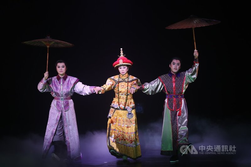 明華園戲劇總團2025年全新製作「轉生到異世界成為嘉慶君-發現我的祖先是詐騙集團!?」16日起將在台灣戲曲中心演出,15日下午舉辦記者會宣傳,當家小生孫翠鳳(中)上演精彩片段。中央社記者吳家昇攝 114年5月15日