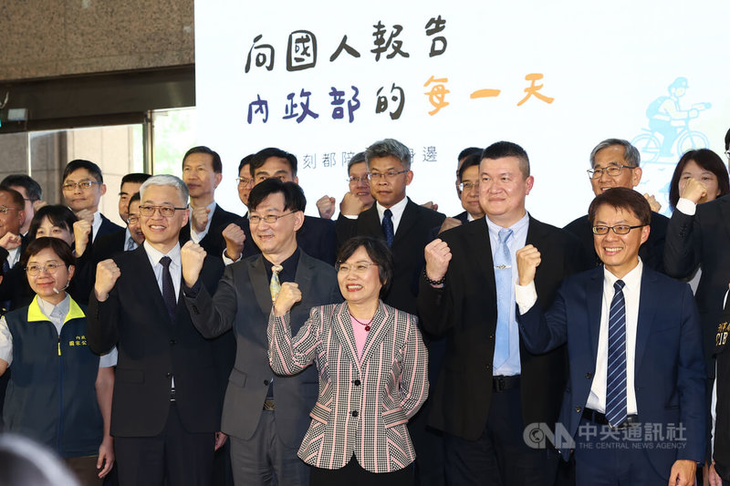 內政部15日舉行記者會說明一年施政成果,部長劉世芳(前右3)率領次長馬士元(前右2)、董建宏(前左3)、吳堂安(前左2)等人出席,報告一年來的工作成果以及未來願景。中央社記者王騰毅攝 114年5月15日