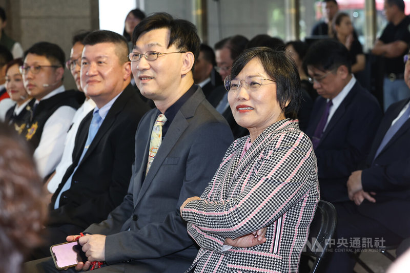 總統賴清德執政將滿週年,內政部15日舉行「向國人報告-內政部的每一天」記者會,說明一年來施政成果,部長劉世芳(前右起)率次長董建宏、馬士元等人出席,聽取各單位報告。中央社記者王騰毅攝 114年5月15日