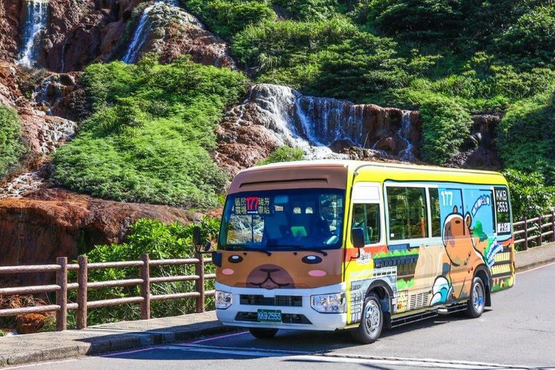 新北市177「瑞芳觀光公車」新闢路線自4月底上線營運後,吸引許多旅客搭乘,由於路線囊括幾乎所有瑞芳知名景點,頗獲乘客好評,圖為177路線公車行經金瓜石黃金瀑布。(台北客運提供)中央社記者黃旭昇新北市傳真 114年5月15日