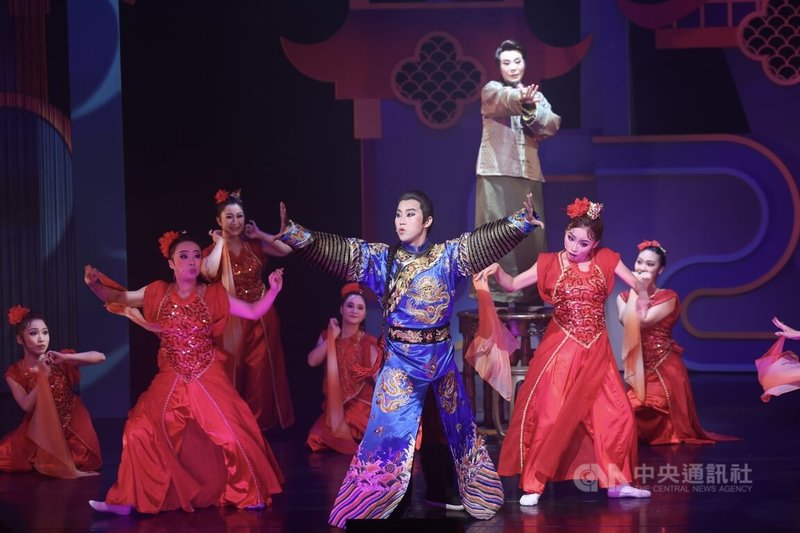 明華園戲劇總團劇作「轉生到異世界成為嘉慶君–發現我的祖先是詐騙集團!?」16日起將在台灣戲曲中心登場,15日下午舉辦記者會宣傳,會中演出精彩片段。中央社記者吳家昇攝 114年5月15日