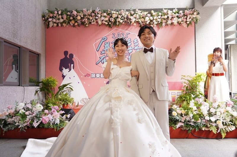 屏東縣集團婚禮將登場,除送新人新台幣1萬元提貨券、婚紗造型服務,婚禮當天也加碼抽日本東京、泰國曼谷雙人來回蜜月機票,16日開放線上報名。(屏東縣政府民政處提供)中央社記者黃郁菁傳真 114年5月15日