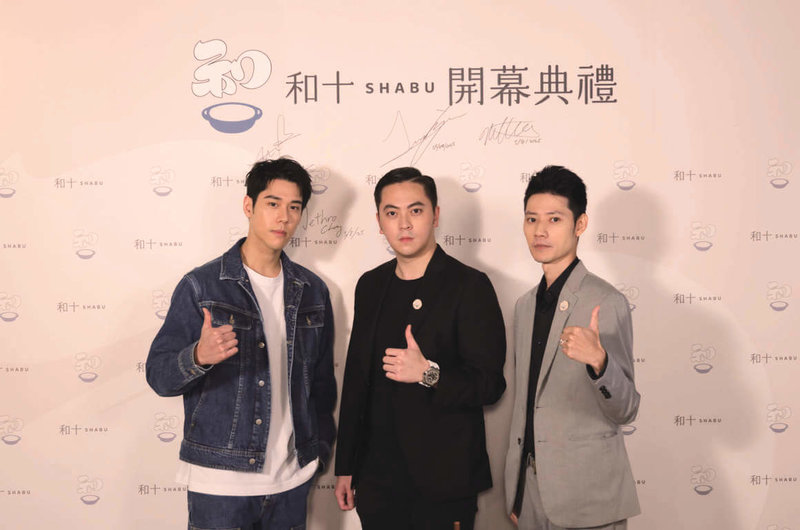 日式火鍋業者運用AI科技,打造軌道自動送餐系統要搶攻火鍋市場,並邀請藝人周予天(左)擔任一日店長。(業者提供)中央社記者余曉涵傳真 114年5月15日