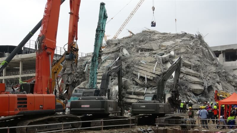 曼谷一棟大樓今年3月受緬甸地震波及而倒塌,法院15日針對17人發出逮捕令。(中央社檔案照片)