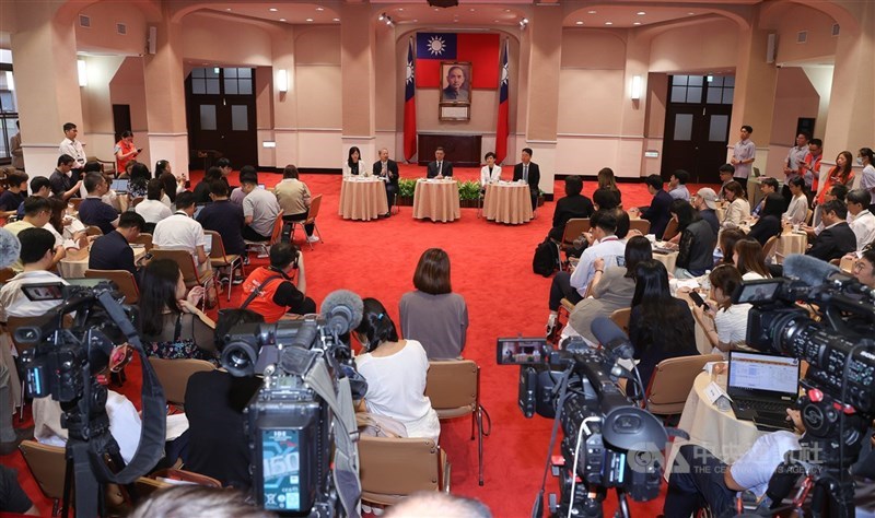 圖為行政院長卓榮泰(後中)、副院長鄭麗君(後右2)、秘書長龔明鑫(後左2)去年7月與媒體茶敘。(中央社檔案照片)