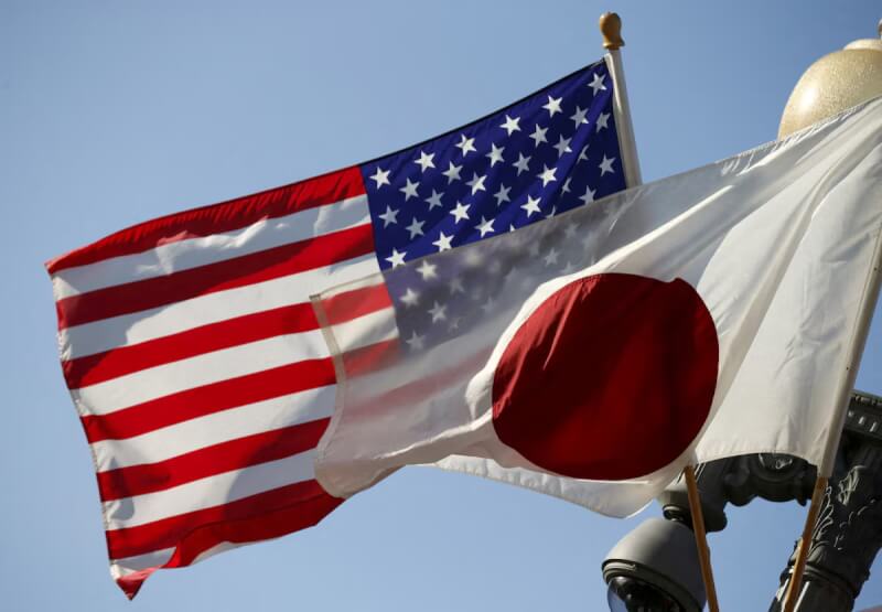 日本政府可能最快下週與美國展開第3輪關稅談判。圖為美國和日本國旗飄揚。(路透社)