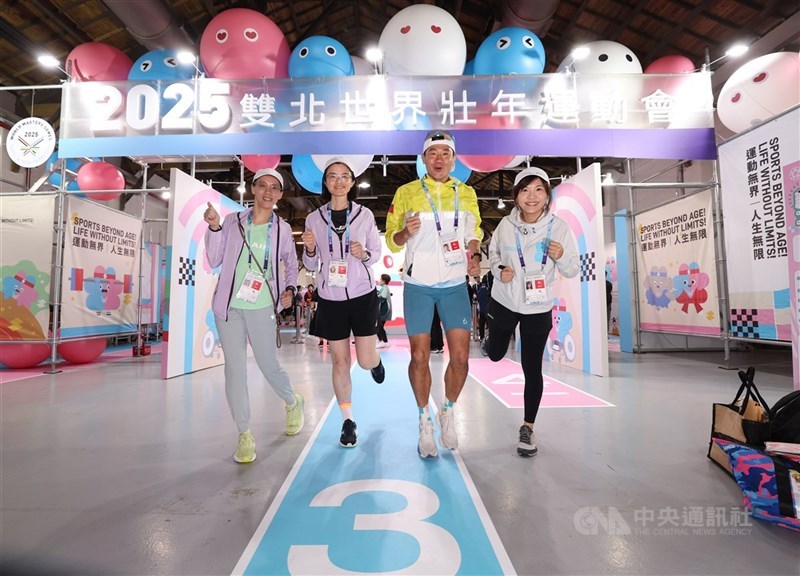 2025雙北世界壯年運動會17日開幕,總統賴清德將發賀電祝福,圖為選手報到後參觀世壯運公園暨博覽會,並合影留念。(中央社檔案照片)