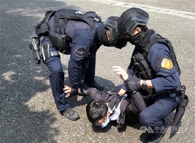 求職詐騙虐囚3死案首腦「藍道」杜承哲(中)案發後逃亡遭緝獲,一審依私行拘禁致死等罪判處無期徒刑。二審15日仍判無期徒刑。可上訴。(中央社檔案照片)