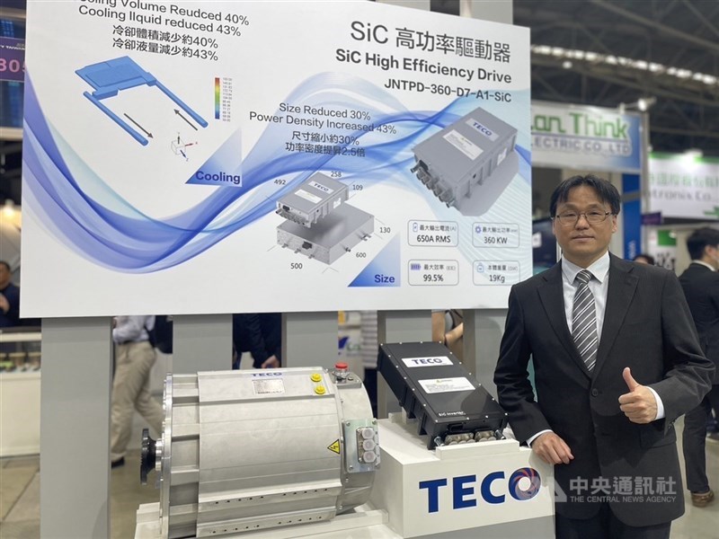 電機大廠東元15日表示，透過提升墨西哥廠產能等短鏈供應，因應美國關稅變數，新台幣升值影響有限，積極拓展人型機器人商機。圖右為東元總經理高飛鳶。（中央社檔案照片）