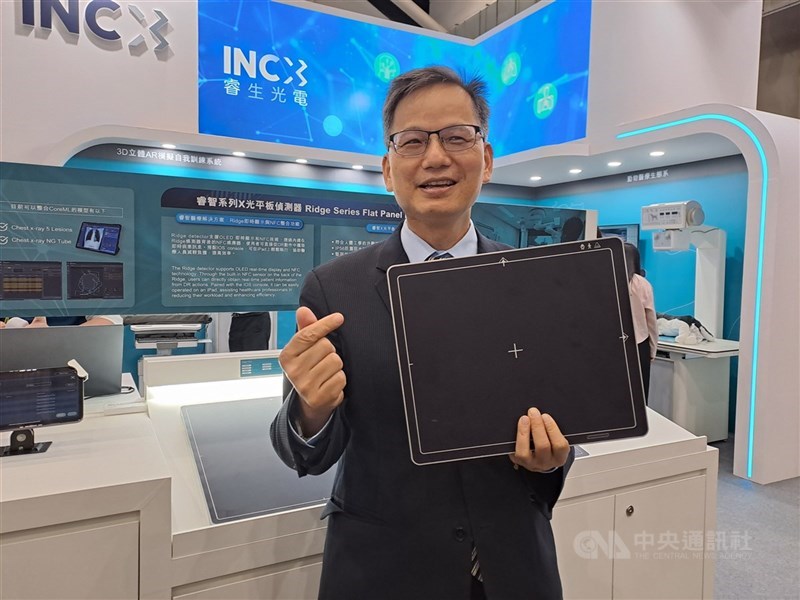 面板廠群創光電公告，執行副總經理楊弘文升任總經理，原總經理楊柱祥專任睿生光電董事長。圖為時任群創總經理楊柱祥出席2023台灣醫療科技展。（中央社檔案照片）