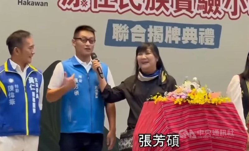 民進黨立委伍麗華(右)罷免案疑涉不實連署,涉案領銜人張芳碩(左2)15日遭收押禁見。伍麗華對此受訪表示,相信這些領銜人真的無辜,但檢警要偵辦,一定要查出到底誰下令,或是什麼樣的組織性犯罪,尊重檢調偵辦。(截自伍麗華臉書影片)中央社記者黃郁菁傳真 114年5月15日