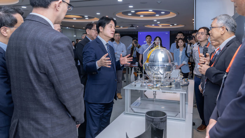 總統賴清德15日上午視察國家太空中心「福衛八號」進展及產業深耕計畫成果,並期勉大家全力以赴,6月底前完成「福衛八號」所有環境測試與驗證工作,為啟運及發射做好萬全準備。(總統府提供)中央社記者溫貴香傳真 114年5月15日