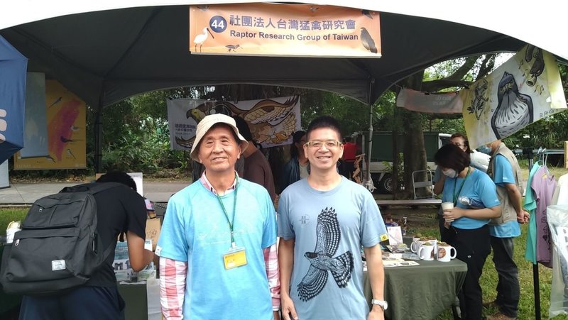 台灣師範大學近日將新發現的特有種蜥蜴命名為「呂賴氏蜓蜥」。由台師大榮譽教授呂光洋(Lue)(左)和他的碩博士班學生賴俊祥(Lai)兩人的姓氏組成,這種一個物種同時致敬2名學者的方式符合學界命名規約,但國內比較少見。右為研究團隊林思民。(台師大提供)中央社記者陳至中台北傳真 114年5月15日