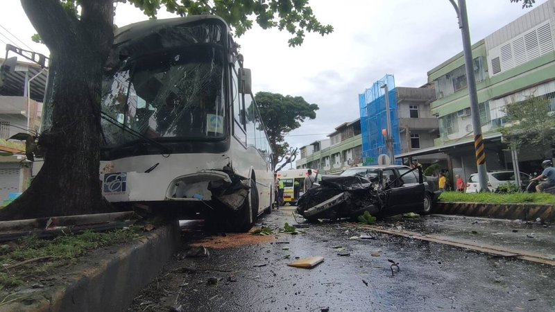 台東縣台9線綠色隧道15日上午發生公車撞自小客車事故,自小客車頭全毀,公車衝上安全島撞路樹,影響雙向交通。(民眾提供)中央社記者盧太城台東傳真 114年5月15日