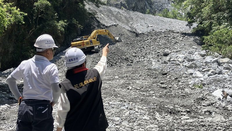 緊鄰蘇花公路的石公溪上游土石因強0403震鬆動,造成石公溪集水區崩塌,大量礦石岩塊及土砂堆積在坡面與河道內,加上接連颱風侵襲造成淤積更嚴重,讓相鄰的蘇花公路匯徳隧道北口路段、下游的台鐵小清水溪橋數度因土石崩塌而交通中斷,花蓮縣政府持續進行疏濬工程,盼能降低天災因素造成蘇花段鐵、公路中斷情形。(花蓮縣政府提供)中央社記者張祈傳真 114年5月15日