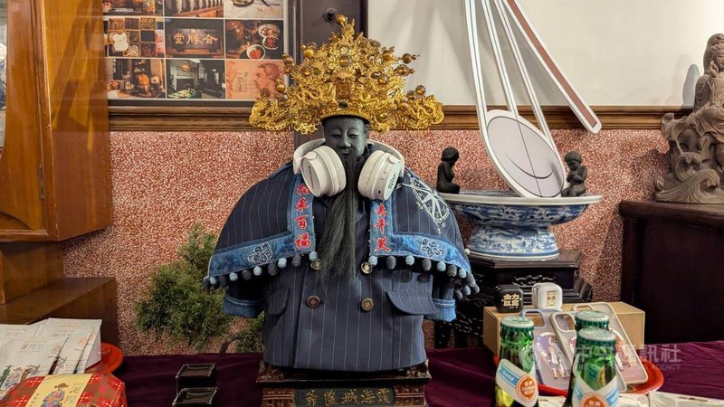 台北霞海城隍廟迎接渡台205年，廟方與大稻埕創意街區發展協會今年特別邀請設計師，為城隍爺打造一套「渡海軍官西裝」，肩頭上的耳機則象徵「上達天聽」。中央社記者王寶兒攝  114年5月15日