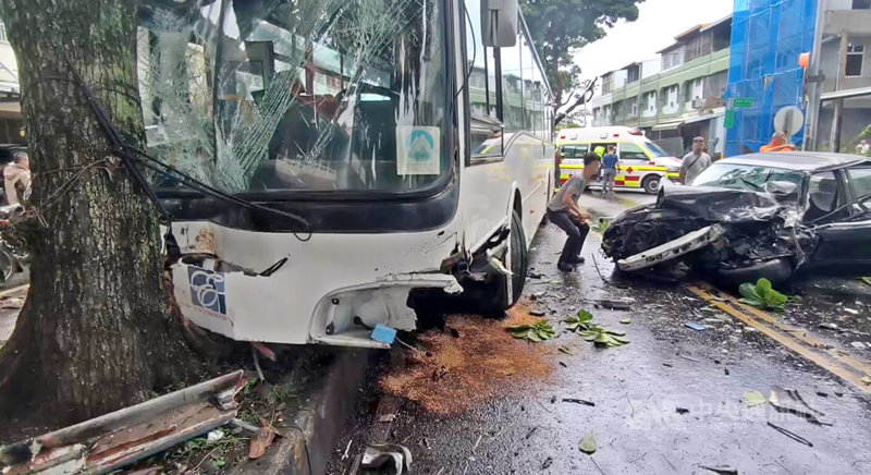 台東綠色隧道15日上午發生公車與自小客車對撞車禍,自小客車李姓男駕駛送醫後恢復自主呼吸,但仍搶救中。中央社記者盧太城台東攝 114年5月15日
