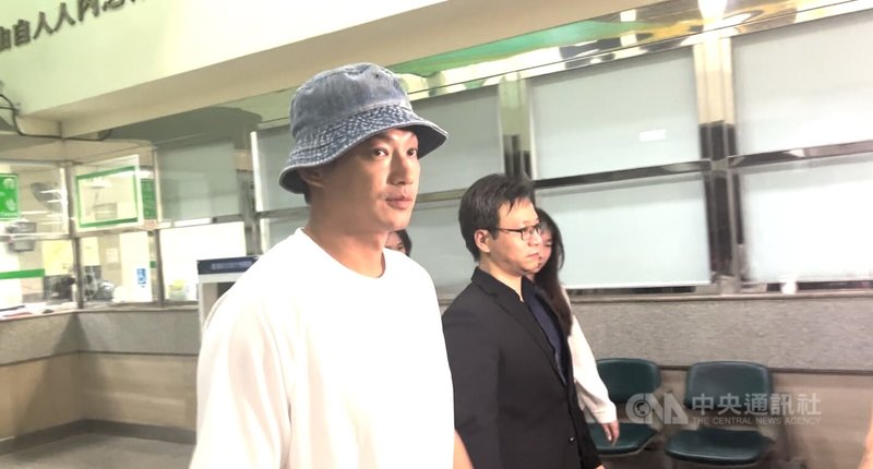 檢警擴大偵辦藝人涉妨害兵役案,警方14日帶回昔日男團「Lollipop棒棒堂」成員威廉,晚間移送新北檢複訊,檢方訊後,15日凌晨諭令威廉(前)以新台幣50萬元交保。中央社記者趙敏雅攝 114年5月15日