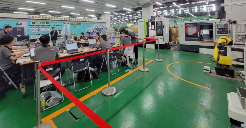 畢業季將屆，勞動力發展署中彰投分署15日公布，將推出智慧機械、物聯網等職前訓練課程，不只全額補助訓練費用，還提供最高9.6萬元學習獎勵金。（中彰投分署提供）中央社記者郝雪卿傳真  114年5月15日