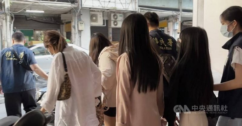 蔡姓男子等人組成跨國應召集團,找來泰國籍女子在台中市中區騎樓攬客從事性交易,經移民署等單位循線查獲;涉案業者6人日前被檢方依妨害風化罪嫌起訴。(翻攝照片)中央社記者蘇木春傳真 114年5月15日