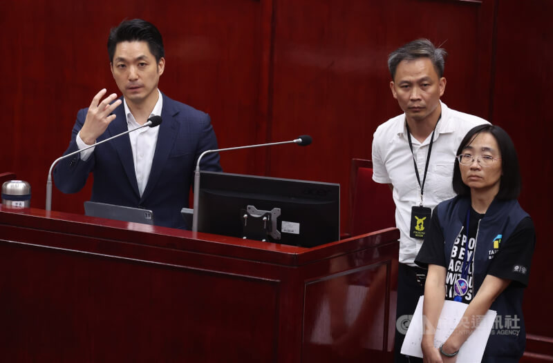 台北市議會15日上午召開定期大會,由台北市長蔣萬安(左)率北市府局處首長列席專案報告。多名議員關心世壯會籌備狀況,並直言世壯運引發狀況繁多。右為體育局長游竹萍,中為世壯運執行辦公室主任張勝傑。中央社記者張新偉攝 114年5月15日