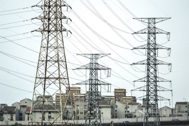 圖為北市內湖區高壓電塔。(中央社檔案照片)