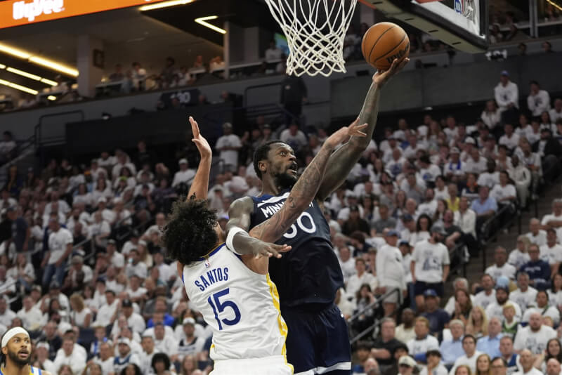 NBA灰狼球星藍德爾(後)15日攻下29分,助隊擊敗勇士。(美聯社)