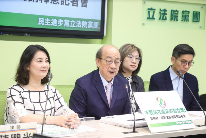 民進黨立法院黨團15日上午舉行記者會,宣布將針對財政收支劃分法部分條文及114年中央政府總預算案聲請釋憲,黨團總召柯建銘(左2)表示,大法官很有理由、也應該可以做違憲的審判。左1為民進黨團幹事長吳思瑤,左3為民進黨團書記長陳培瑜。中央社記者謝佳璋攝 114年5月15日