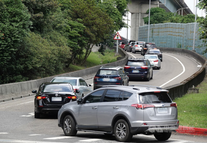 圖為高速公路匝道車流。(中央社檔案照片)