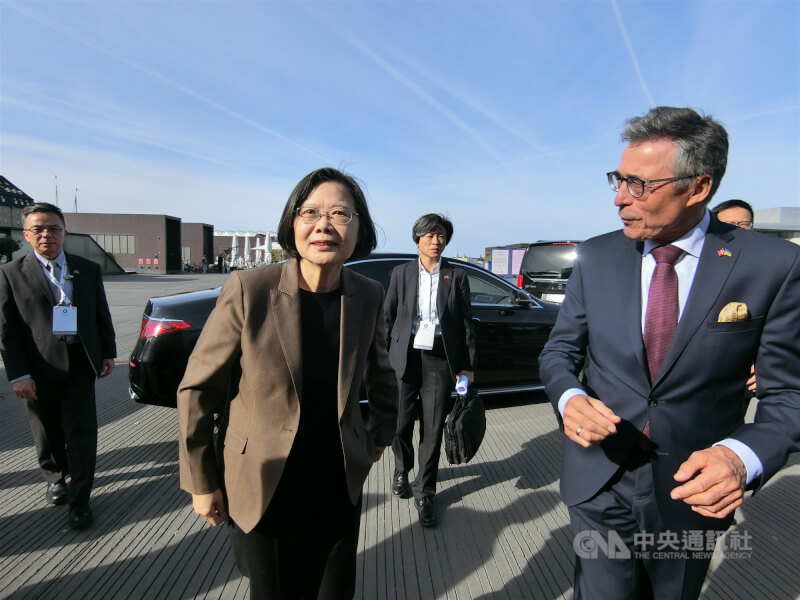 圖為前總統蔡英文13日出席哥本哈根民主高峰會,丹麥前總理暨丹麥「民主聯盟基金會」主席拉斯穆森(右)親自迎接。(中央社檔案照片)