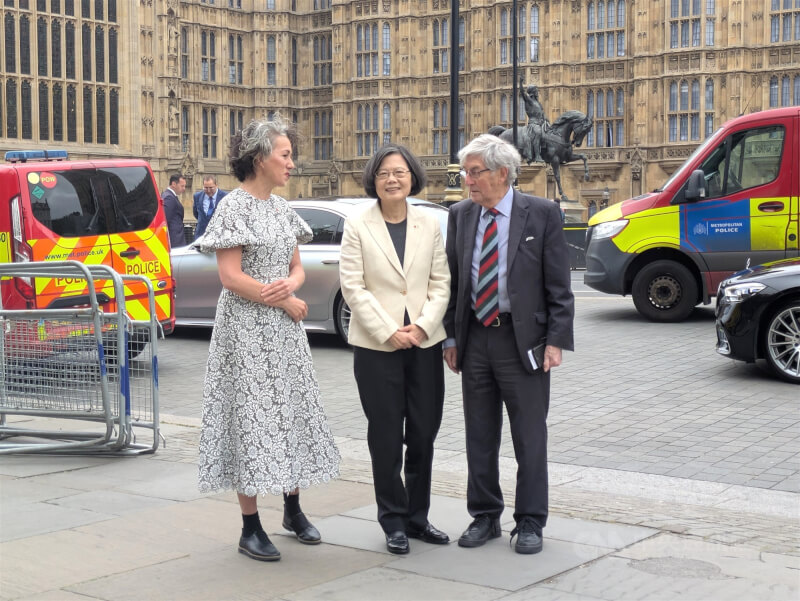 前總統蔡英文(中)15日訪問英國國會,台英國會小組兩位共同主席、下議院議員柴萍恩(左)及上議院議員羅根勳爵(右)親自迎接。中央社記者陳韻聿倫敦攝 114年5月15日